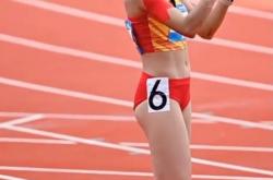 开云体育平台APP-女子田径选手实现逆转，夺得银牌