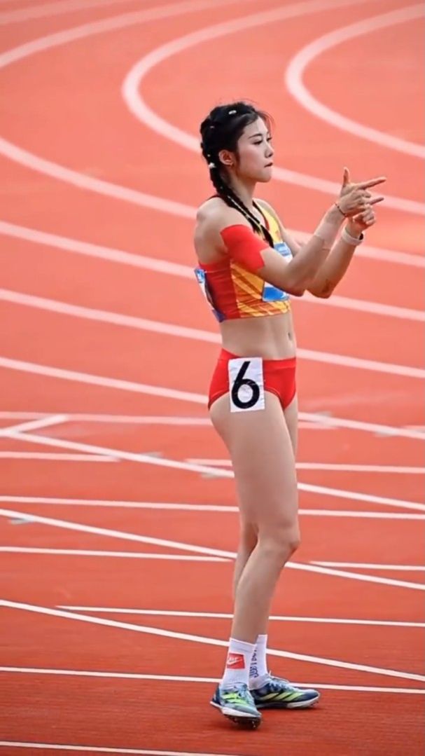 女子田径选手实现逆转，夺得银牌