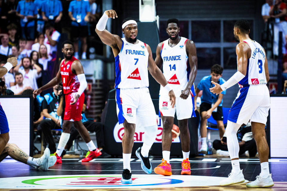 关于法国客场逆转波兰，提前锁定晋级资格的信息