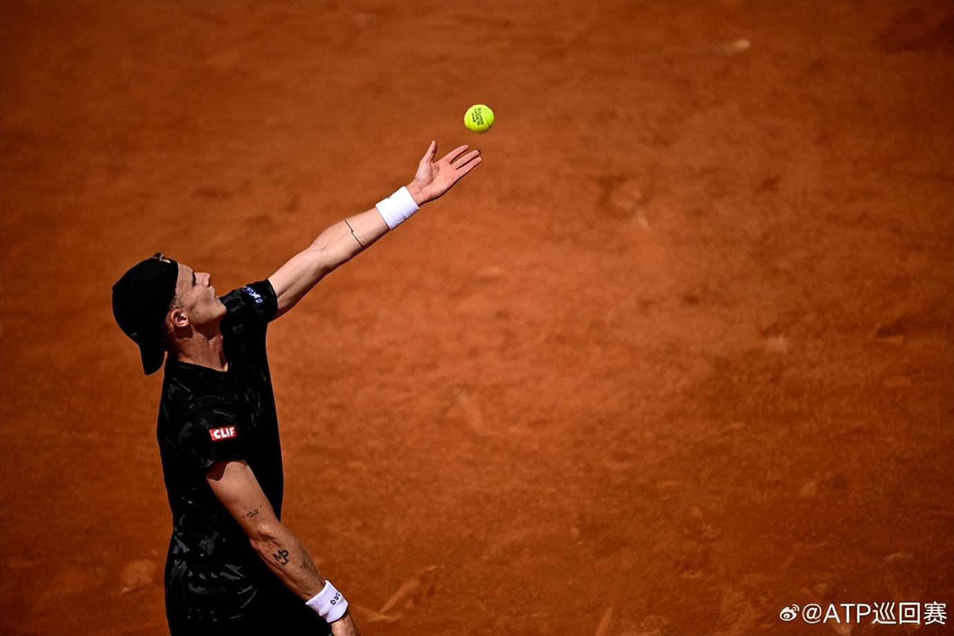 日本网球队绝地反击西班牙网球队，兹维列夫关键制胜的简单介绍