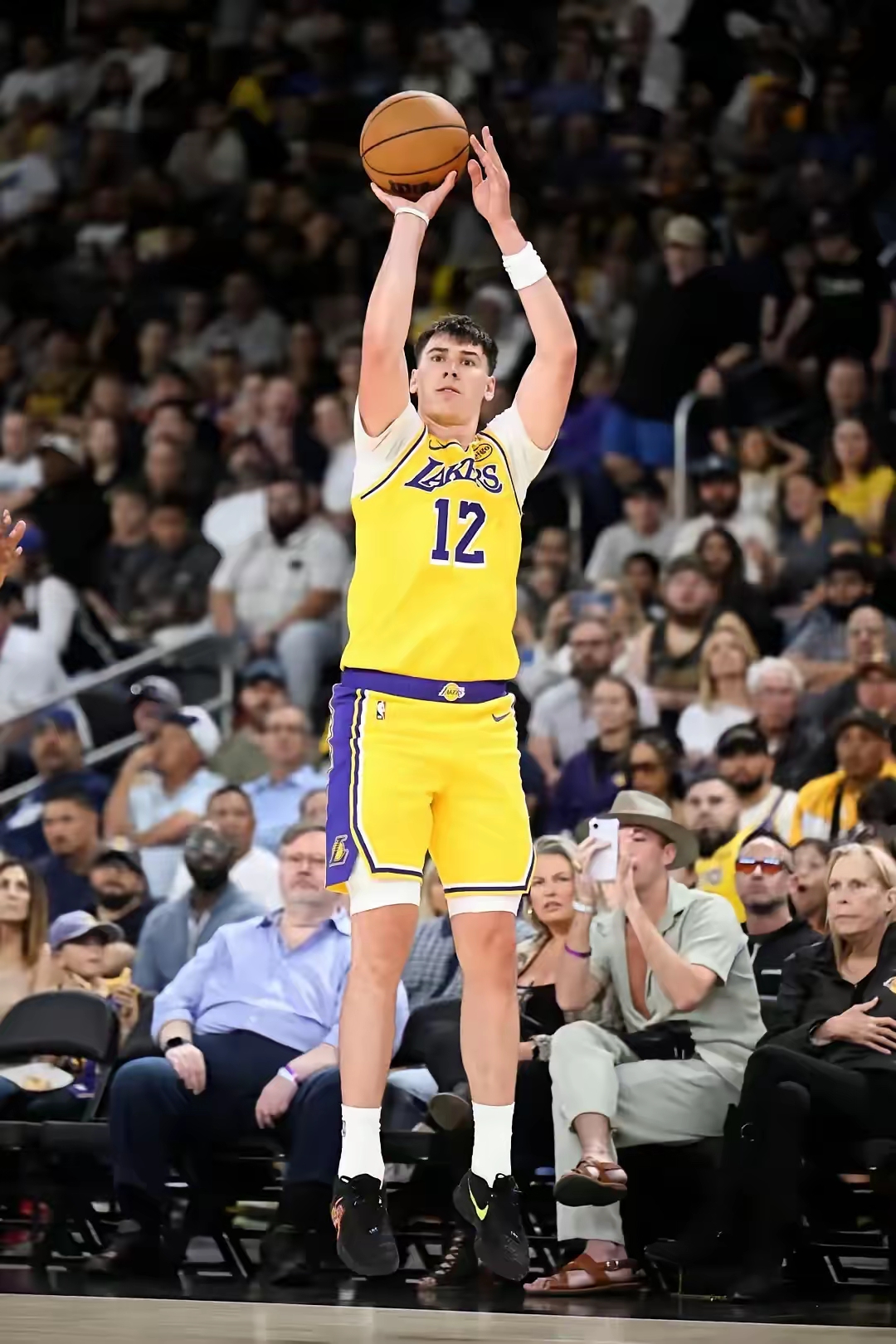 意甲焦点战焦点战，湖人防守锁死黄蜂